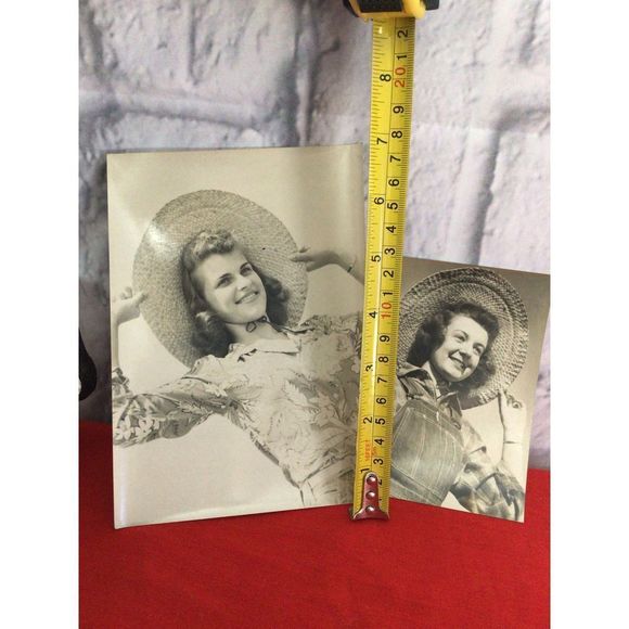 Vintage Original Found Photos “Hat Girls” B&W Snapshot Photos Photography 1950’s - Picture 5 of 10